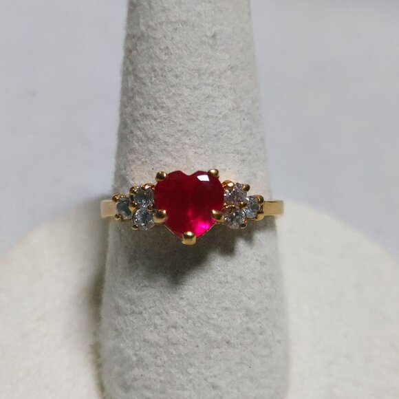 Glowing Heart Shaped Ruby Ring Prong Cubic Zirconia Size 8 Gold Tone Gemstone - Picture 9 of 13